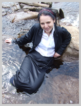  Felicity drenches a smart worker's uniform at the bridge featuring Felicity, the Serving Wench 